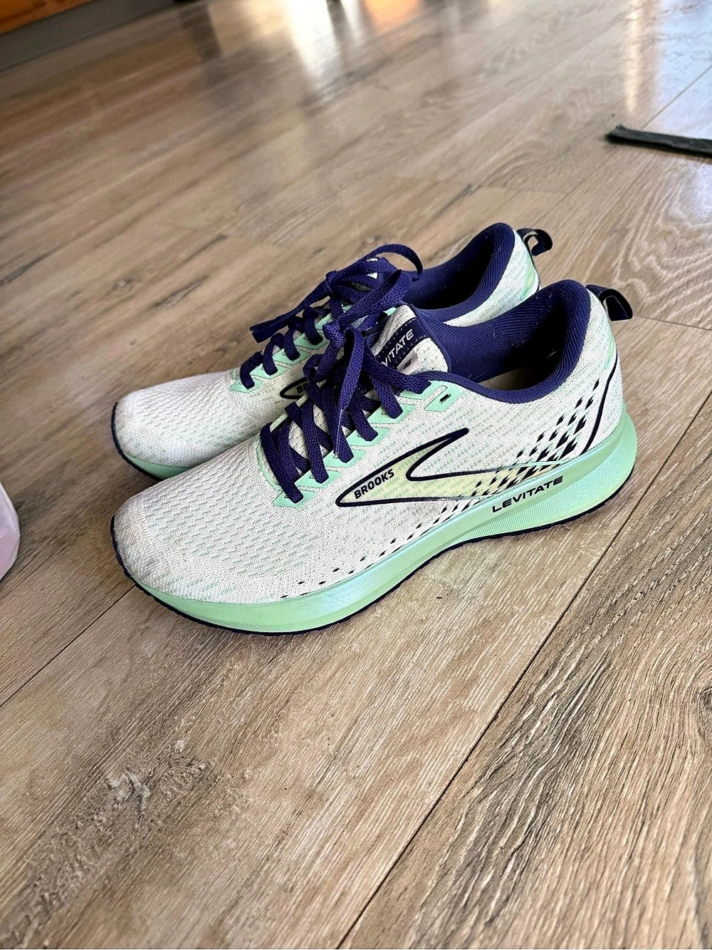 Brooks Levitate Women's Athletic Shoes in White & Green